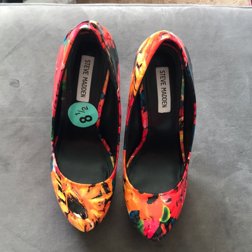 Size 8.5 floral print Steve Madden pumps
